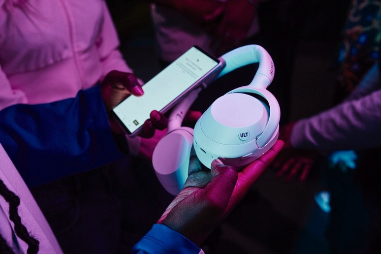 索尼还发布 ULT Wear 头戴耳机，主动降噪、低音增益、长续航