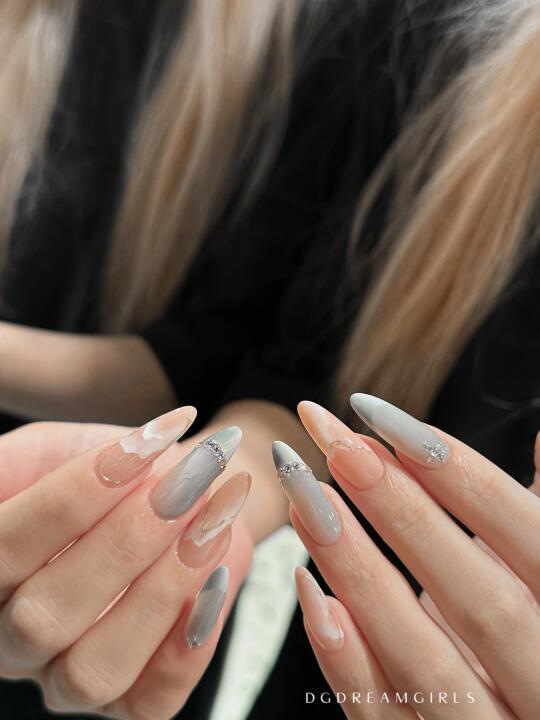 #中山美甲#中山美甲DG美业#中山美甲哪里好#美甲#流行美甲
简约款美甲，日式延长甲，双色渐变美甲💅🏻款。。