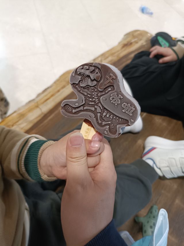 🦖霸王龙也爱干饭?这款巧克力雪糕太可爱了吧!