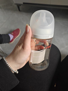 Pigeon贝亲新生婴儿宽口径PPSU奶瓶，专为新生婴儿设计