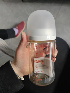 Pigeon贝亲新生婴儿宽口径PPSU奶瓶，专为新生婴儿设计