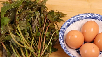 春天是吃香椿时节。而香椿炒蛋，则是最好吃最好做的家常炒菜。