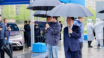 科技情报站 篇二十四：比亚迪总裁王传福冒雨走访县乡市场，网友：低调的不像个老总 