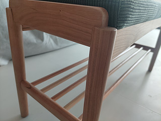 源氏木语购买的樱桃木换鞋凳软软的坐垫很舒适