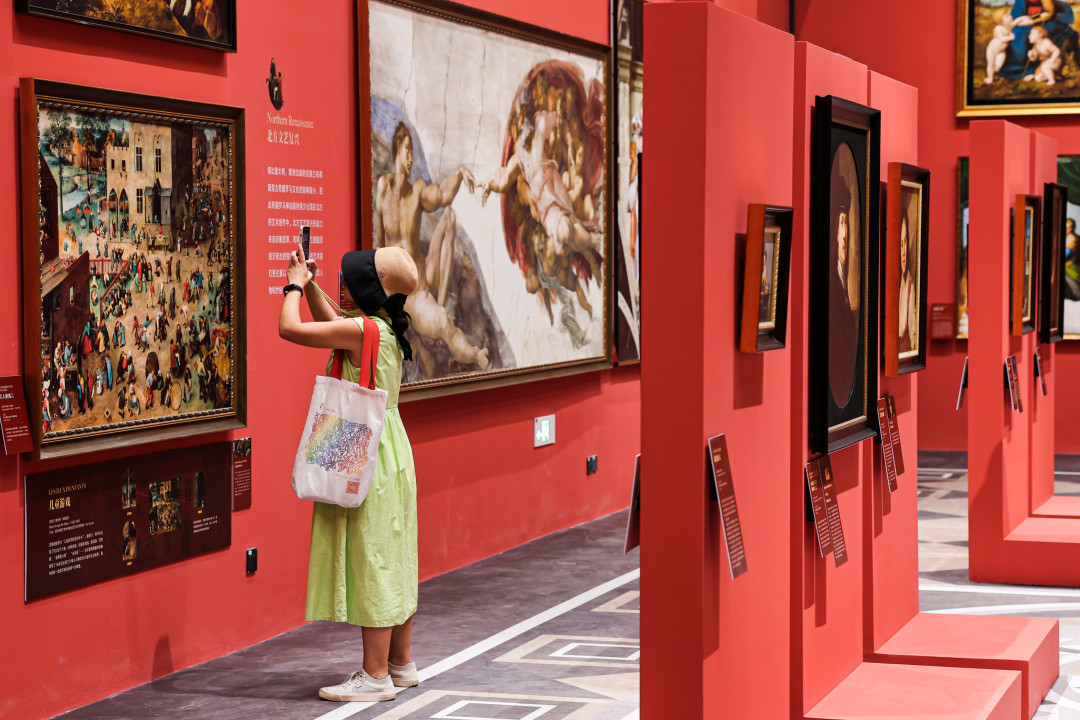 位于北京朝阳大悦城的《环球世界艺术史》展览,手持法国国家博物馆