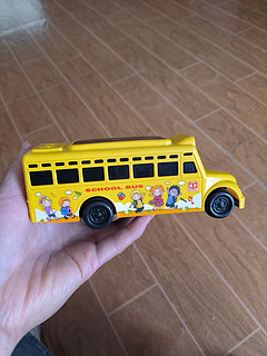 幼儿园校车模型，孩子说真好玩