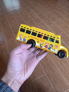 幼儿园校车模型，孩子说真好玩