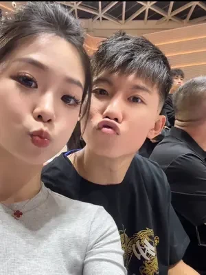我心疼他每次顶着伤病和压力也要打满全场。看到他脚底磨破，袜子被血染红，忍不住流眼泪他却反过来心疼我，让我别担心。我知道他