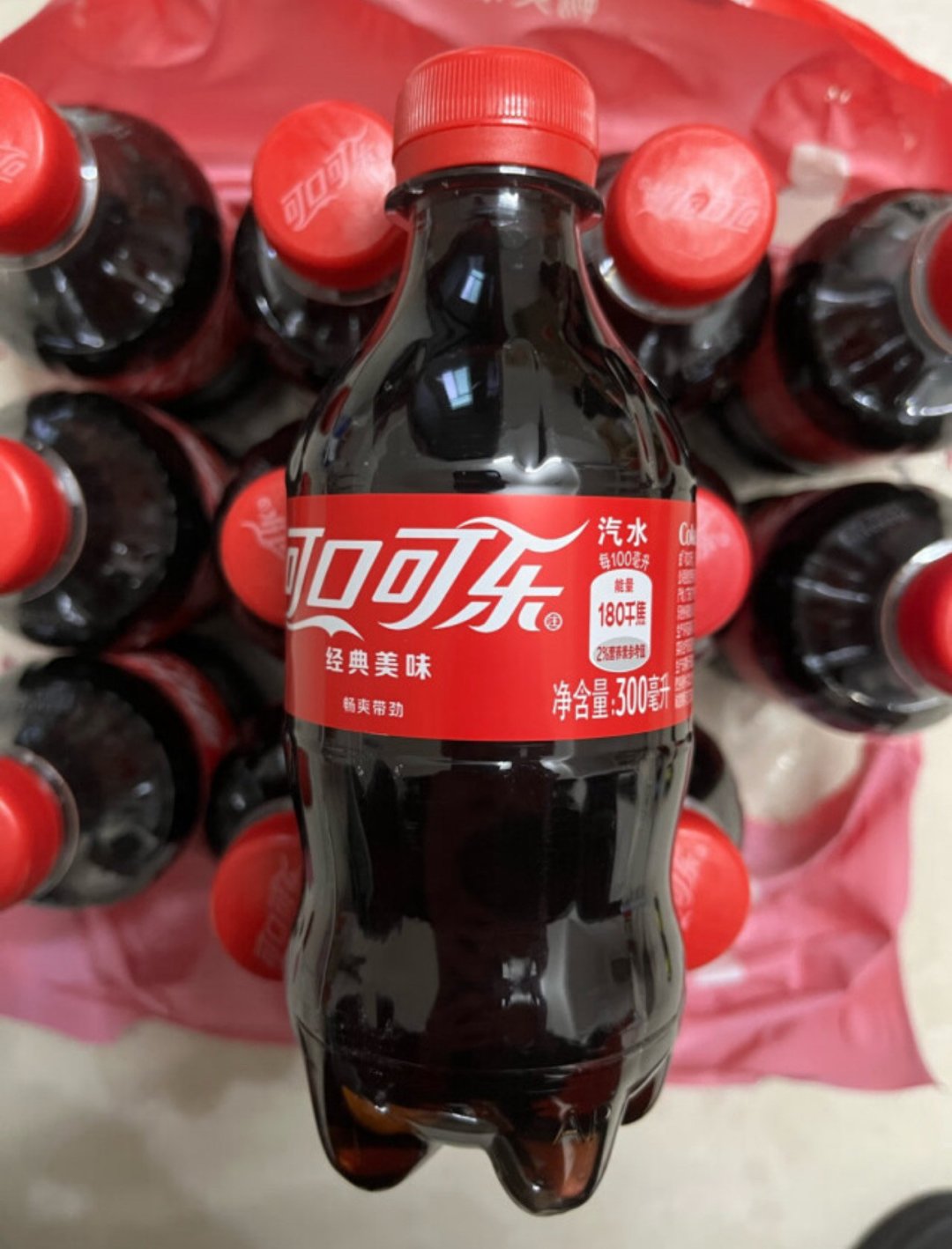 春日畅饮快乐水,小瓶可口可乐一口闷