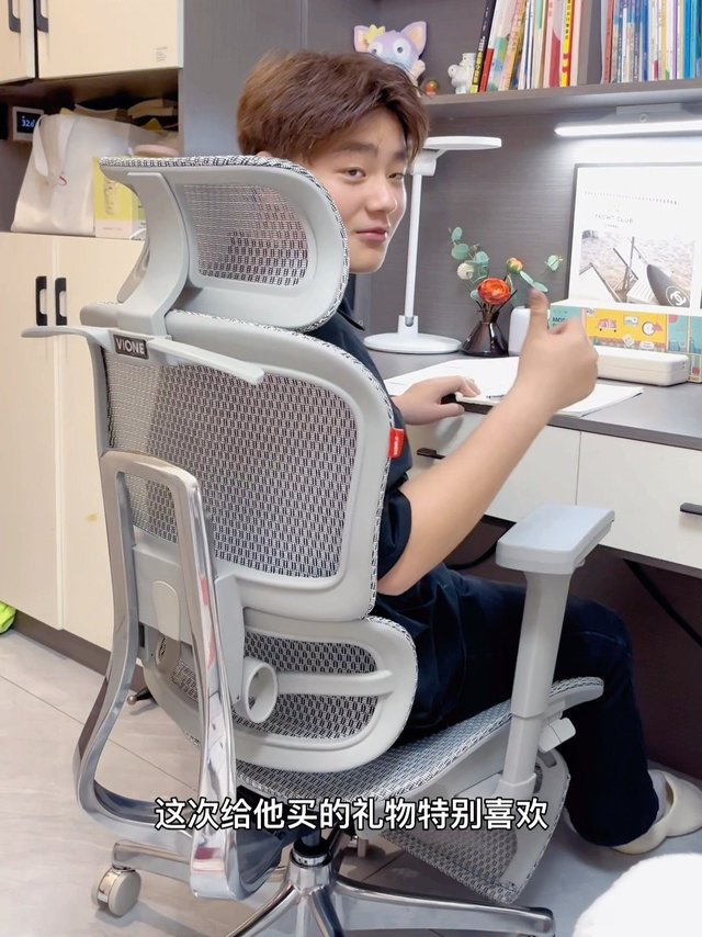 胜一人体工学椅，为家注入温暖。