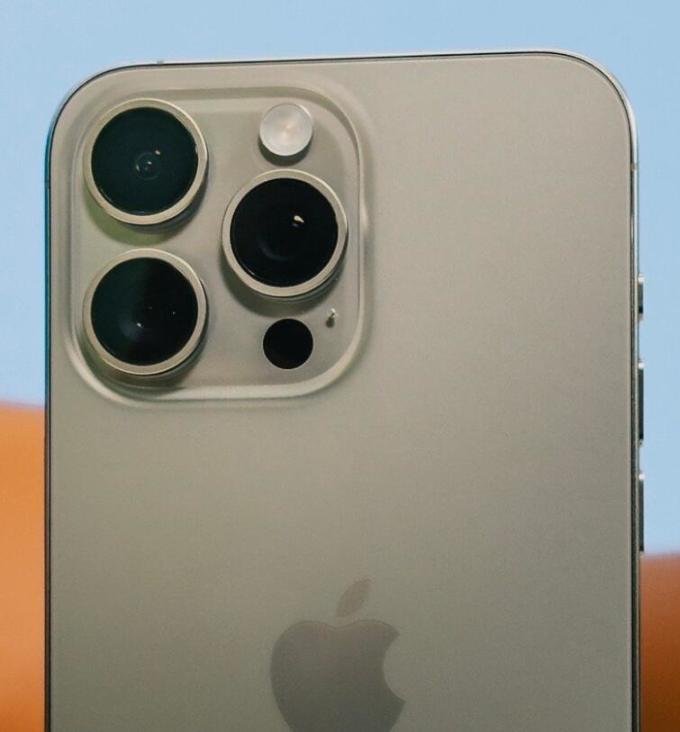 苹果iphone怎么样 手持iphone 12 pro max,是否升级15 pro max,一看你