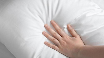 #源生活 #健康睡眠 羽绒枕保养攻略，如何让你的枕头保持柔软舒适？