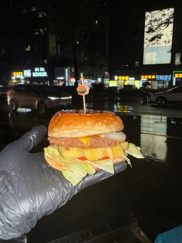 爱吃汉堡最后据决定摆摊摆摊日记第4天，我的牛肉汉堡🍔