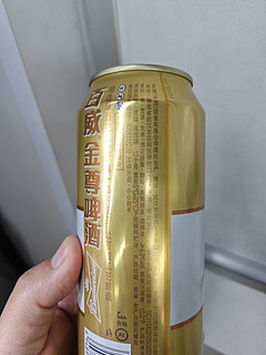 夏日畅饮百威金尊拉格啤酒