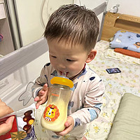 宝宝喜欢的吸管奶瓶。