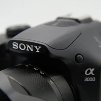 数码好物测评推荐 篇十七：索尼最奇葩相机，一台假装单反的微单