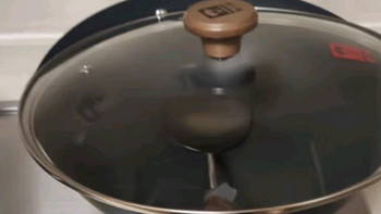 无涂层的锅用起来更加安心，不用担心涂层脱落。康巴赫炒锅价格便宜，使用顺手
