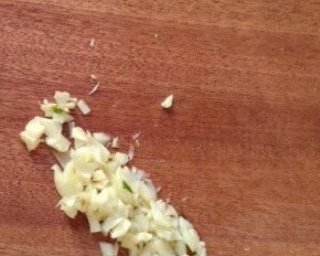 生熟分开切，安全又放心，乌檀木砧板干净卫生，抗菌又耐用。