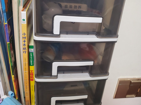 非常实用的桌面收纳盒！