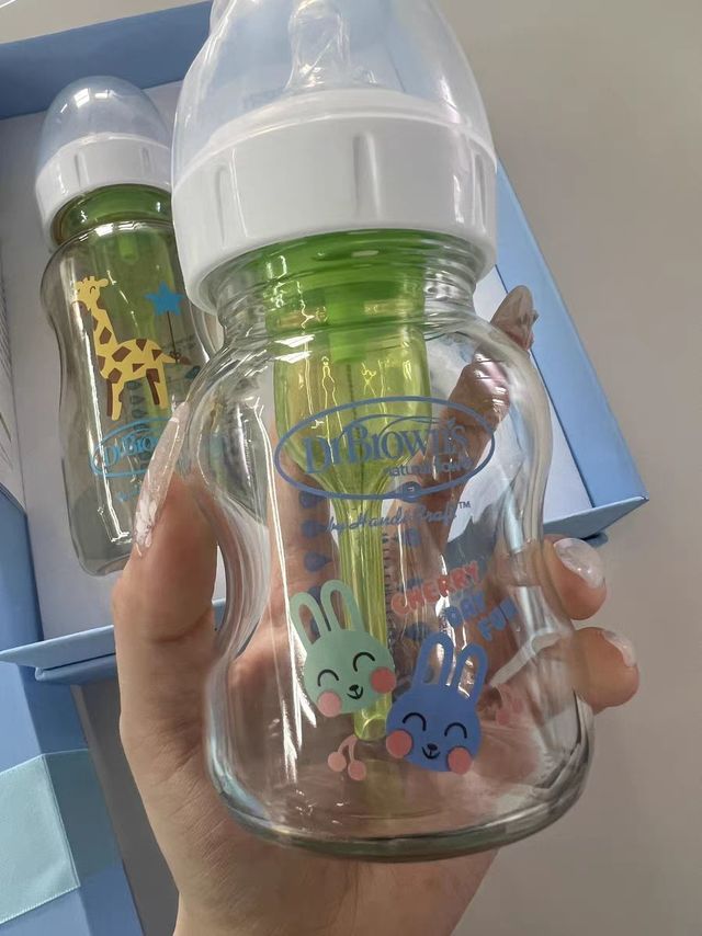 精致的宝宝奶瓶