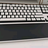黑峡谷机械键盘，很不错，很喜欢。