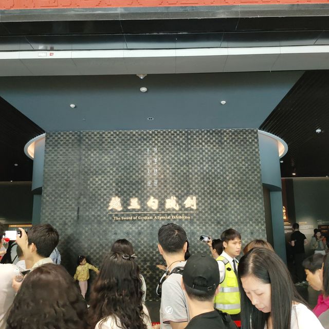 错峰出行，镇馆之宝也有这么多人
