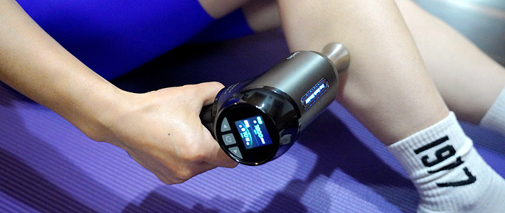 一机在手，全家享受-倍益康钛MAX可变振幅筋膜枪。