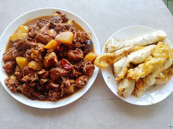 五一大假，吃土豆焖鸡和面卷，真好吃