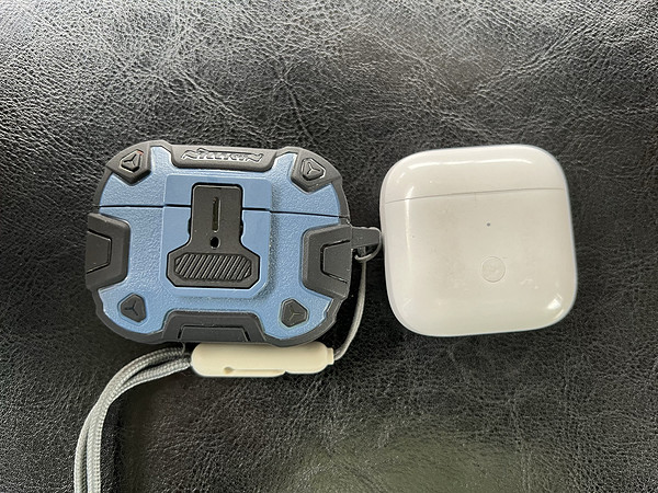 虽然已经有个airpods pro2了！但还是买了个红米buds 3用来干粗活！毕竟50块的耳机丢了也不心疼！