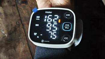 关爱老人从测量血压开始