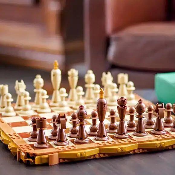 兼具优雅与传统的全新设计！乐高推出40719传统国际象棋套装
