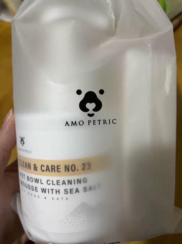 Amo Petric阿默海盐宠物洗碗慕斯是一款专门为宠物餐具设计的清洁产品。