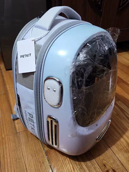 小佩宠物新风猫包是一款专为猫咪外出设计的便携式背包。