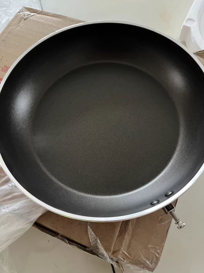 这个锅的 手柄没有爱仕达标志底部有.