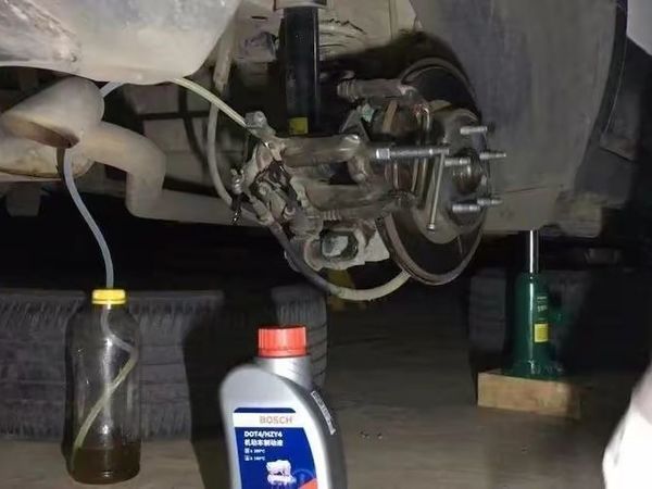 “揭秘修理厂的小秘密：为什么他们不愿更换刹车油？”
