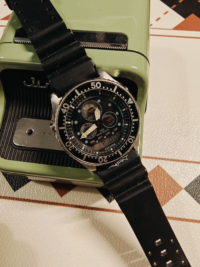 西铁城第一款户外双显运动石英表