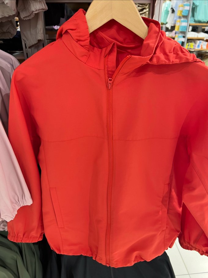 优衣库一款专门为小朋友出门去玩的防晒衣