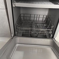 美的洗碗机M10是一款台式免安装、迷你小型、全自动家用消毒杀菌一体洗碗机。