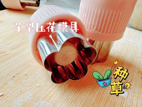 麻麻今天用压花厨具给小宝宝做了馄炖，啊呜啊呜真好吃