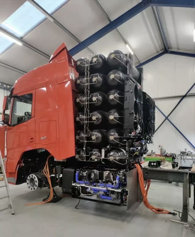 这是氢能源重型卡车,动力强劲,续航能力出色,能连续在路上跑两三千