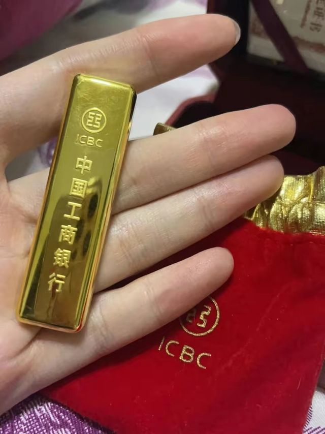 我有近10万的存款，却舍不得买个6000块的金手链。越来越舍不得爱自己了。