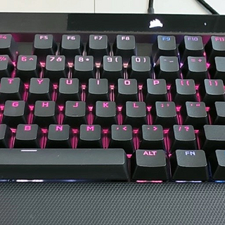 海盗船K70光轴键盘：颜值与性能并存的桌面利器