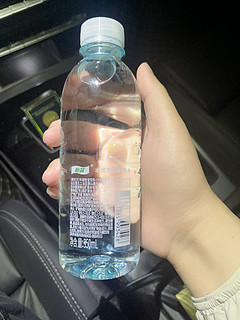 奶爸每天早上的第一口水总是在车上解决的。618一定要买一个即饮水机！
