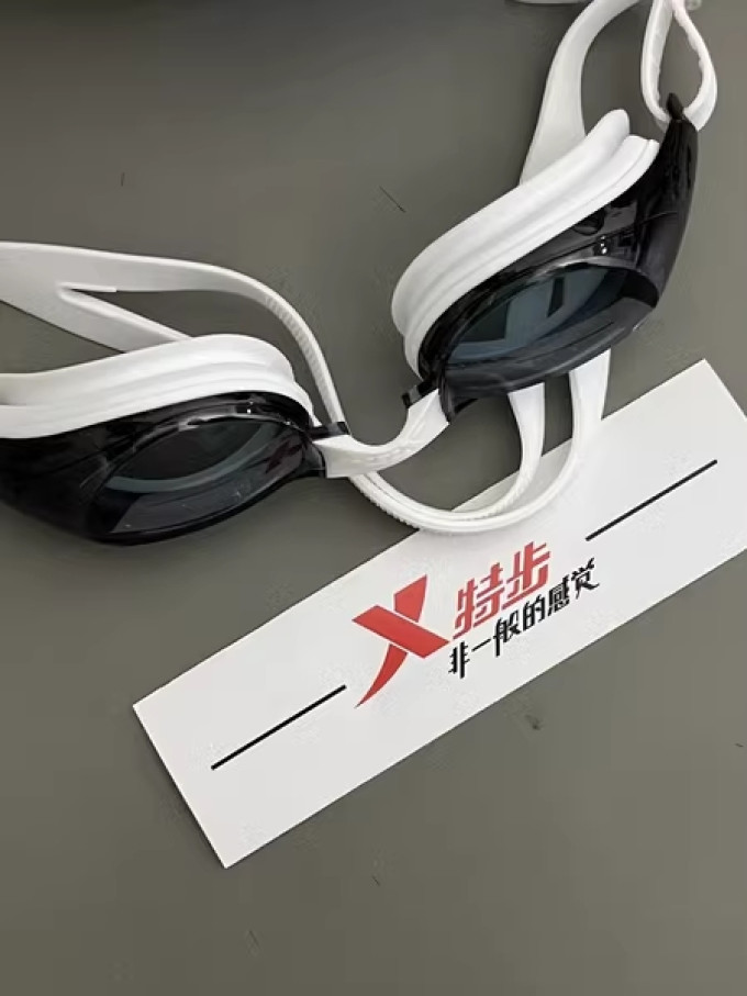 特步泳镜