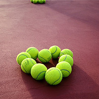 网球挥拍间，快乐自然来