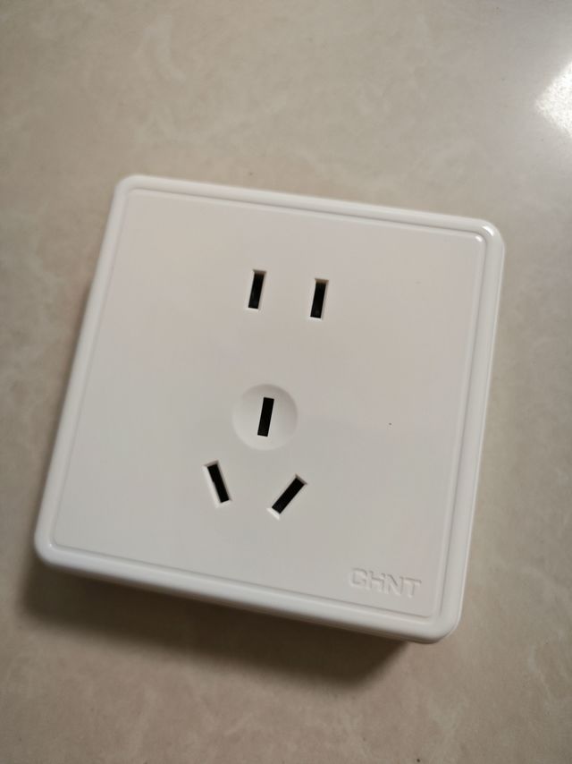 几块钱的明装插座，颜值高，不突兀