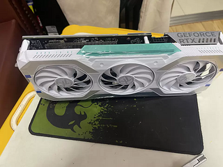 这款显卡基于NVIDIA的RTX 40系列，具有强大的性能和创新的技术特性