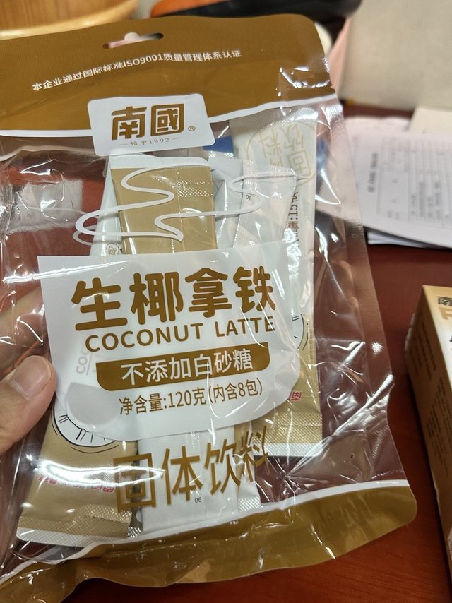 夏天来了，自己冲生椰拿铁喝喝