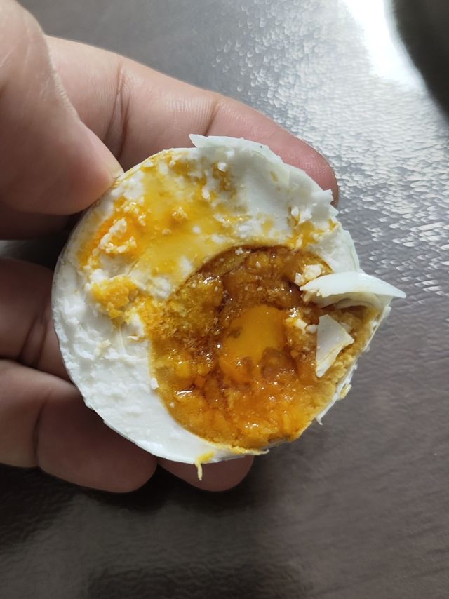 刚到手的咸鸭蛋流油了！
