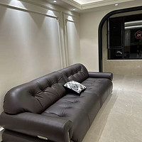 儒黛法式沙发，以其独特的黑色真皮外观和复古风格，成为家居装饰的一大亮点。